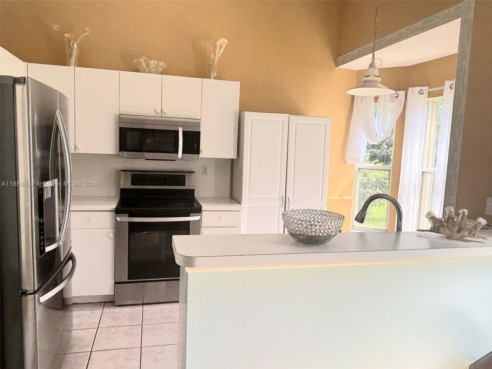 Active With Contract: $525,000 (3 beds, 2 baths, 1371 Square Feet)