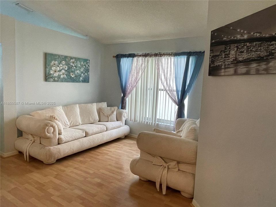 Active With Contract: $525,000 (3 beds, 2 baths, 1371 Square Feet)