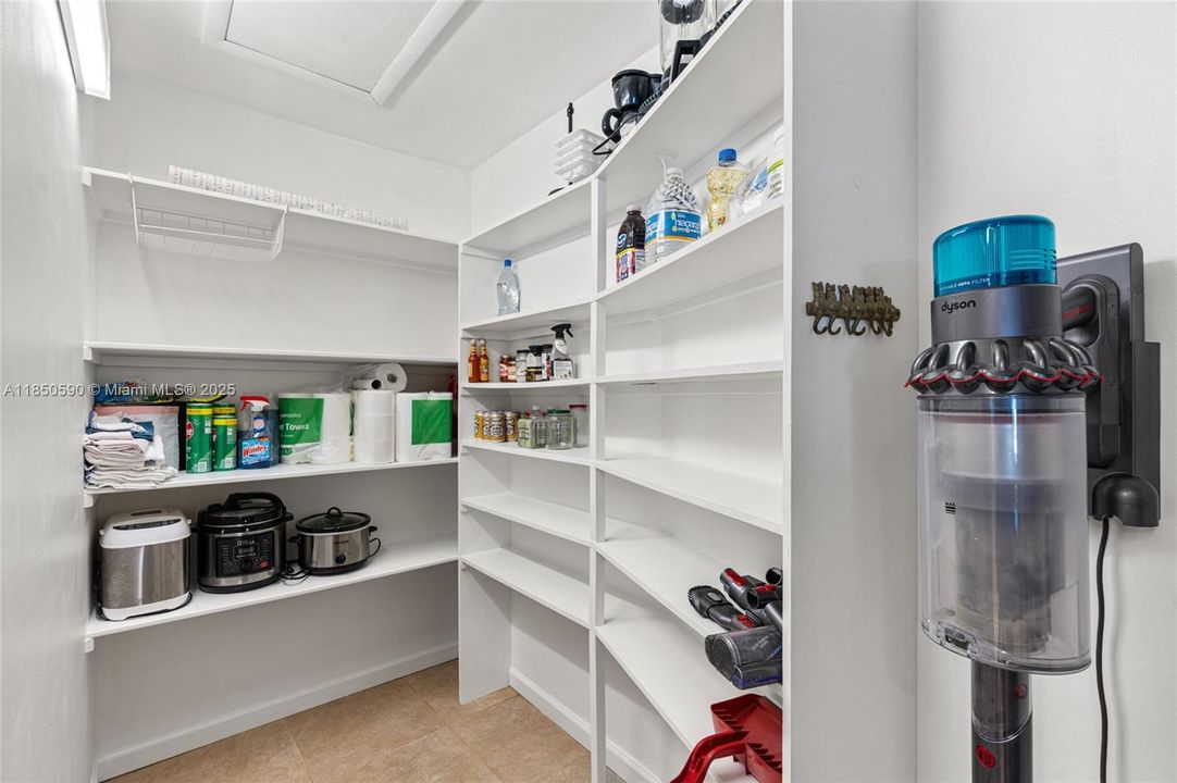 На продажу: $3,499,000 (6 спален, 6 ванн, 5019 Квадратных фут)