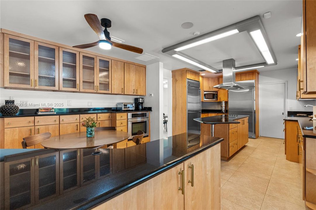 На продажу: $3,499,000 (6 спален, 6 ванн, 5019 Квадратных фут)