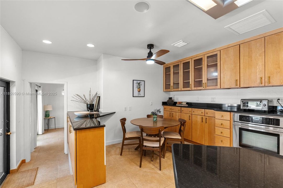 На продажу: $3,499,000 (6 спален, 6 ванн, 5019 Квадратных фут)