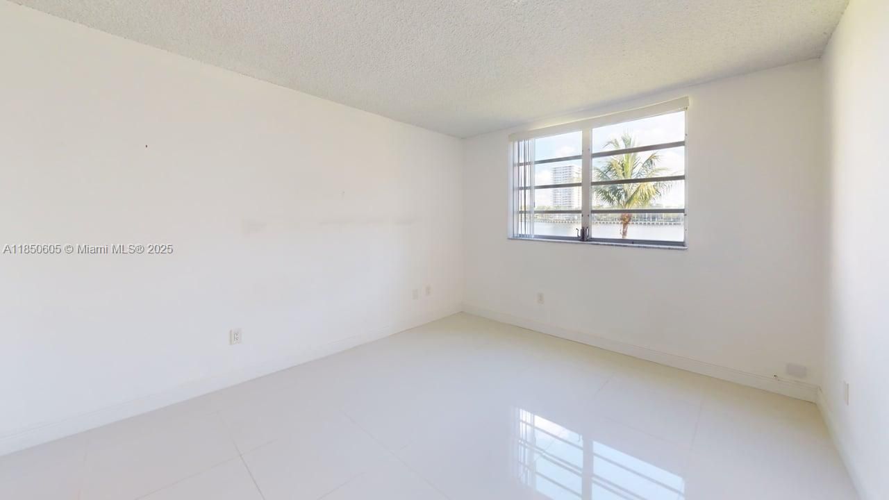 待售: $165,000 (1 贝兹, 1 浴室, 768 平方英尺)