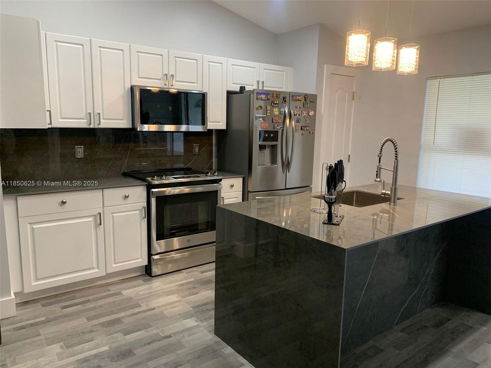 На продажу: $380,000 (4 спален, 4 ванн, 0 Квадратных фут)