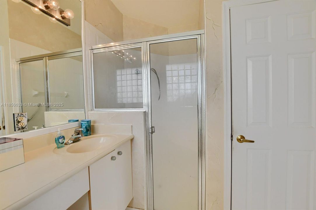 合同活跃: $399,999 (2 贝兹, 2 浴室, 1526 平方英尺)