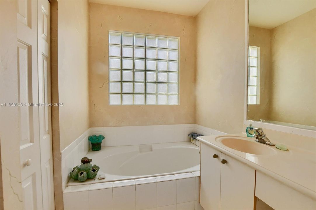 合同活跃: $399,999 (2 贝兹, 2 浴室, 1526 平方英尺)