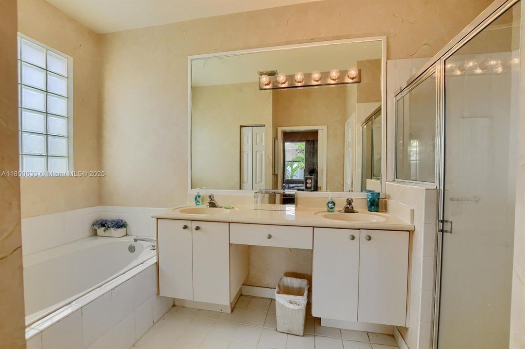 合同活跃: $399,999 (2 贝兹, 2 浴室, 1526 平方英尺)