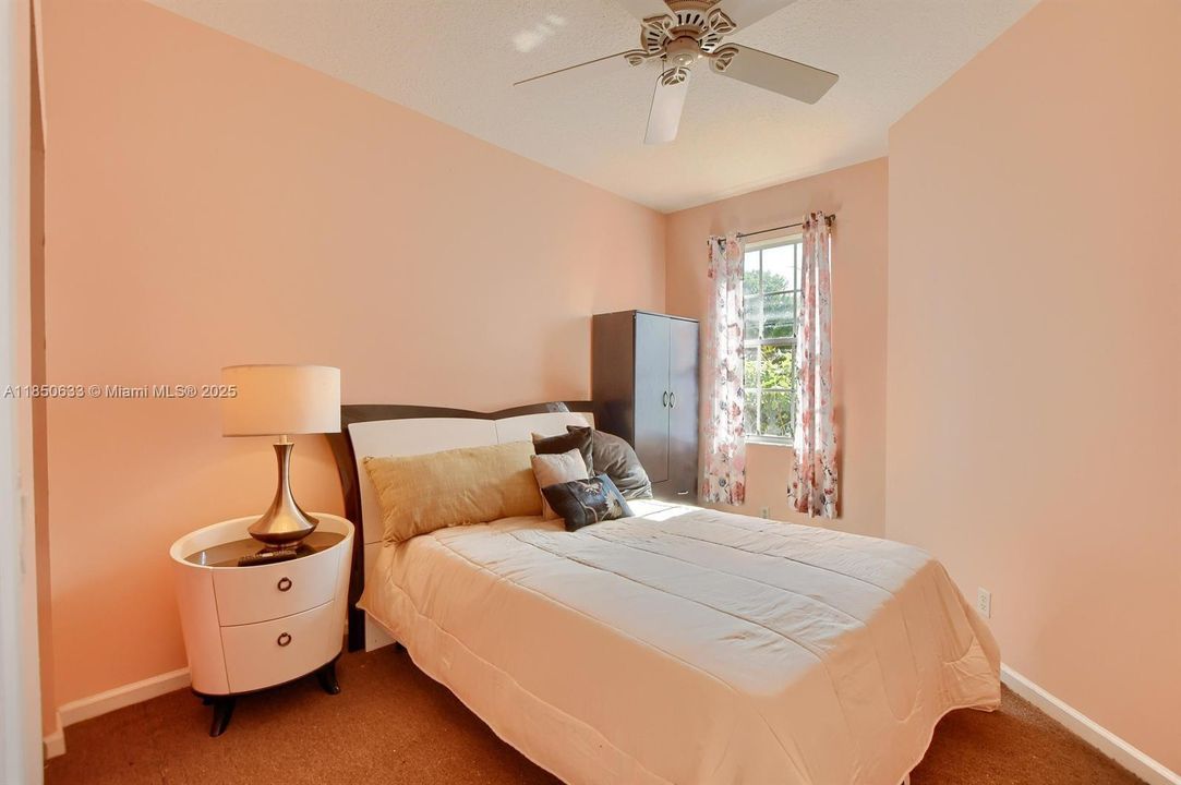 合同活跃: $399,999 (2 贝兹, 2 浴室, 1526 平方英尺)