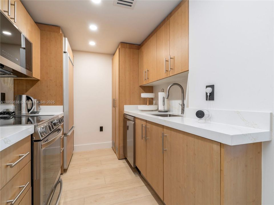 На продажу: $975,000 (2 спален, 2 ванн, 1056 Квадратных фут)