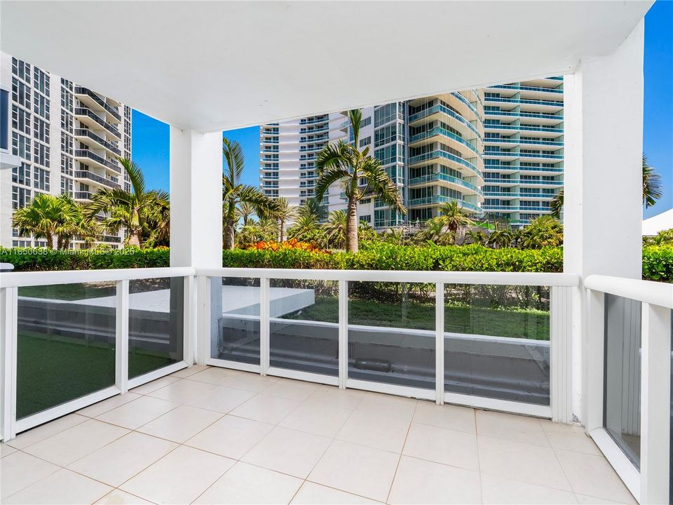 На продажу: $975,000 (2 спален, 2 ванн, 1056 Квадратных фут)