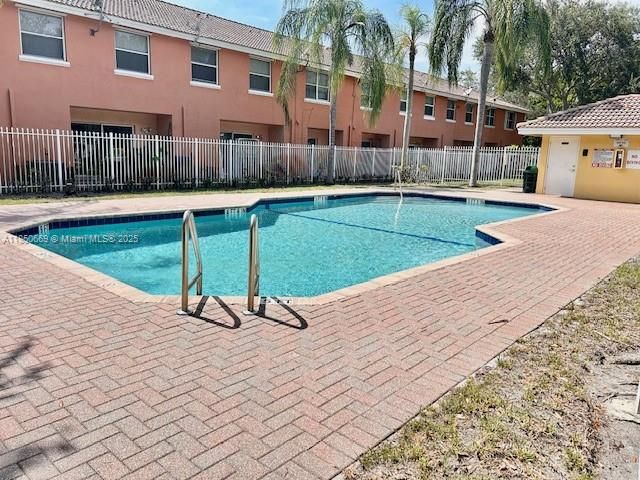 最近售出: $305,000 (2 贝兹, 2 浴室, 1224 平方英尺)