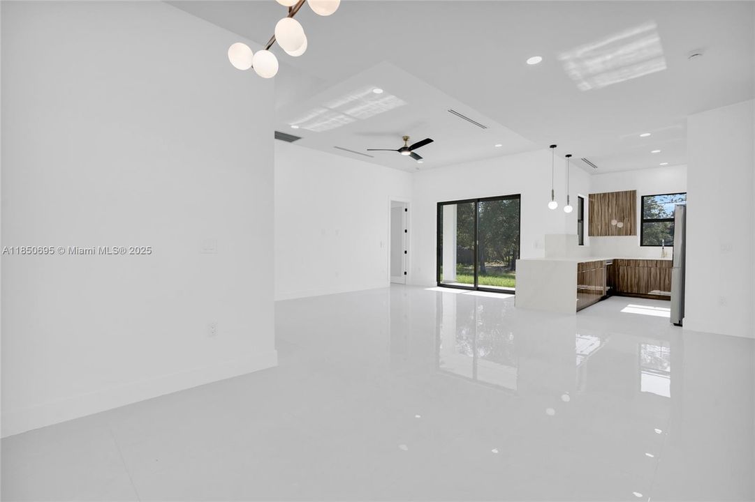 Под контрактом: $369,990 (3 спален, 2 ванн, 0 Квадратных фут)