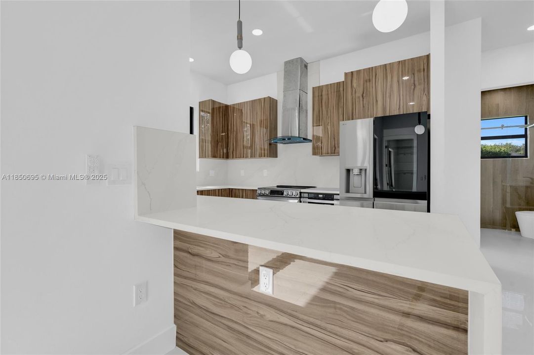 Под контрактом: $369,990 (3 спален, 2 ванн, 0 Квадратных фут)