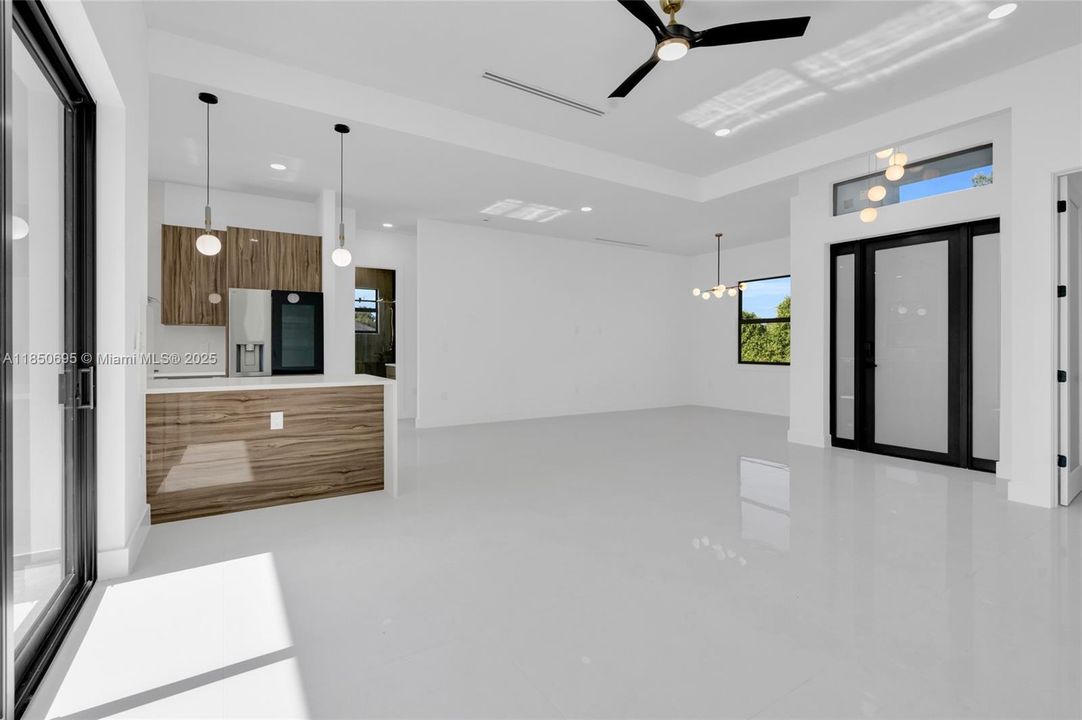 Под контрактом: $369,990 (3 спален, 2 ванн, 0 Квадратных фут)