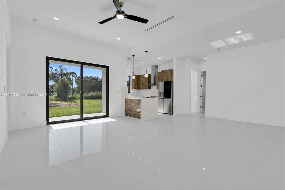 Под контрактом: $369,990 (3 спален, 2 ванн, 0 Квадратных фут)