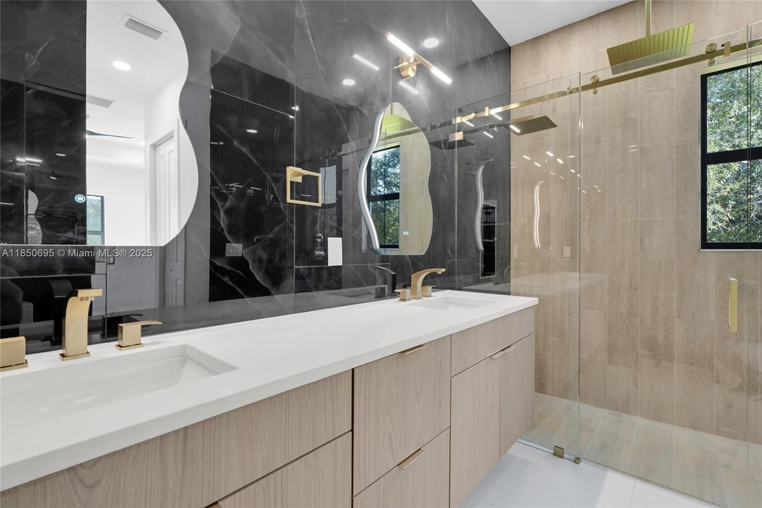 Под контрактом: $369,990 (3 спален, 2 ванн, 0 Квадратных фут)