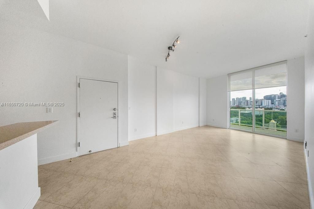 For Sale: $650,000 (2 beds, 2 baths, 1059 Square Feet)