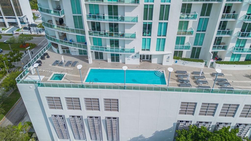 For Sale: $650,000 (2 beds, 2 baths, 1059 Square Feet)