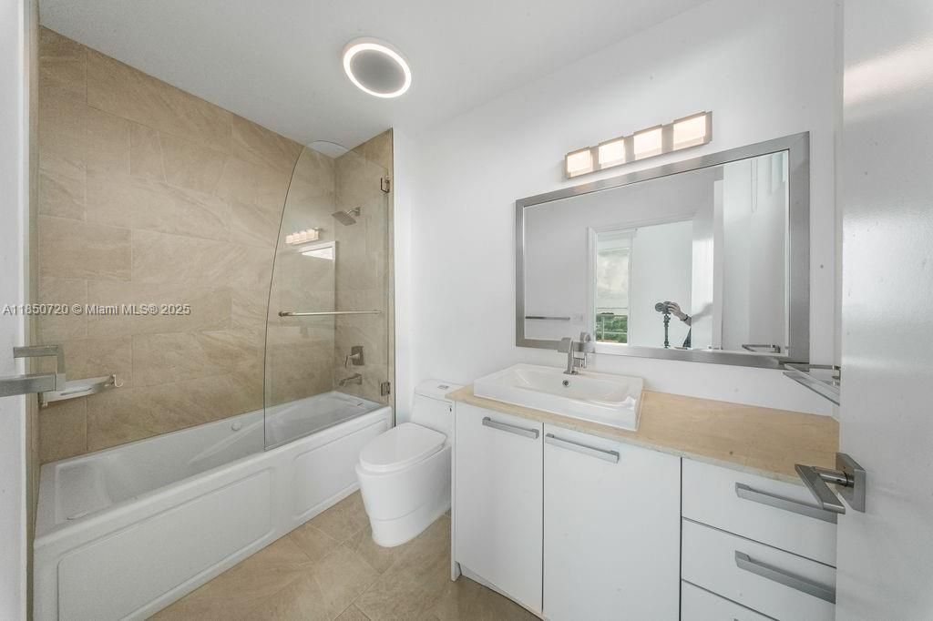 For Sale: $650,000 (2 beds, 2 baths, 1059 Square Feet)