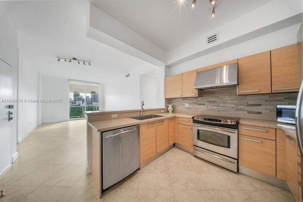 For Sale: $650,000 (2 beds, 2 baths, 1059 Square Feet)