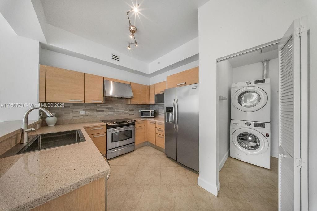 For Sale: $650,000 (2 beds, 2 baths, 1059 Square Feet)