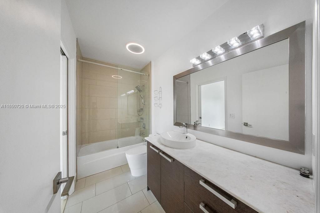 For Sale: $650,000 (2 beds, 2 baths, 1059 Square Feet)