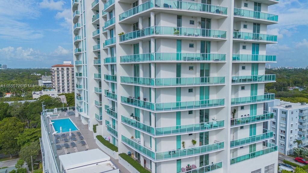 For Sale: $650,000 (2 beds, 2 baths, 1059 Square Feet)