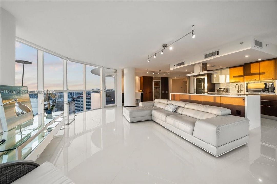 For Sale: $1,390,000 (2 beds, 2 baths, 1440 Square Feet)