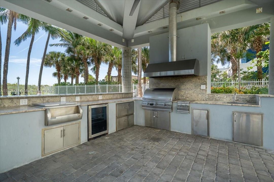 For Sale: $1,390,000 (2 beds, 2 baths, 1440 Square Feet)