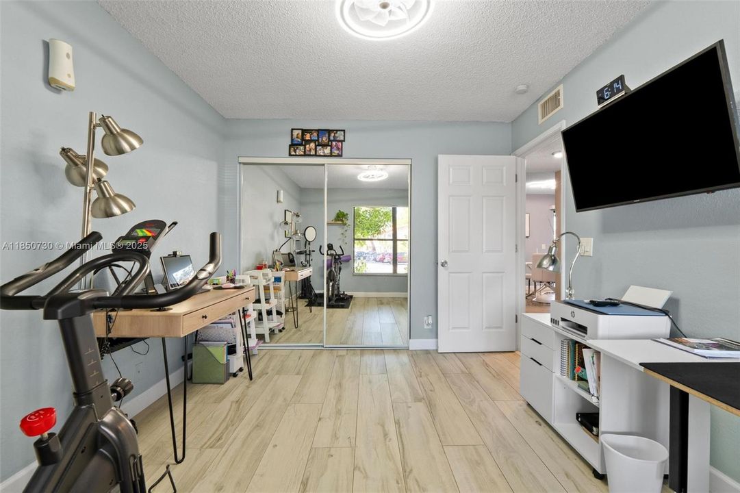 На продажу: $215,000 (2 спален, 2 ванн, 904 Квадратных фут)