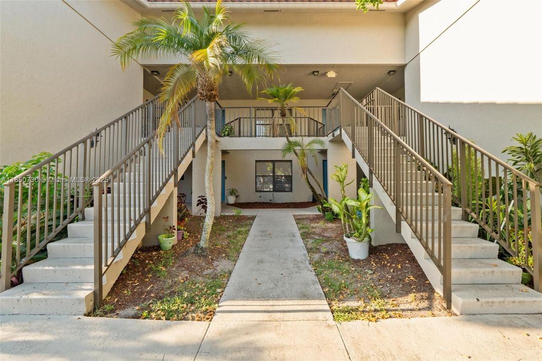 На продажу: $215,000 (2 спален, 2 ванн, 904 Квадратных фут)