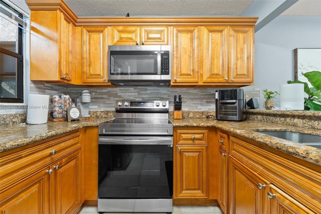 На продажу: $215,000 (2 спален, 2 ванн, 904 Квадратных фут)