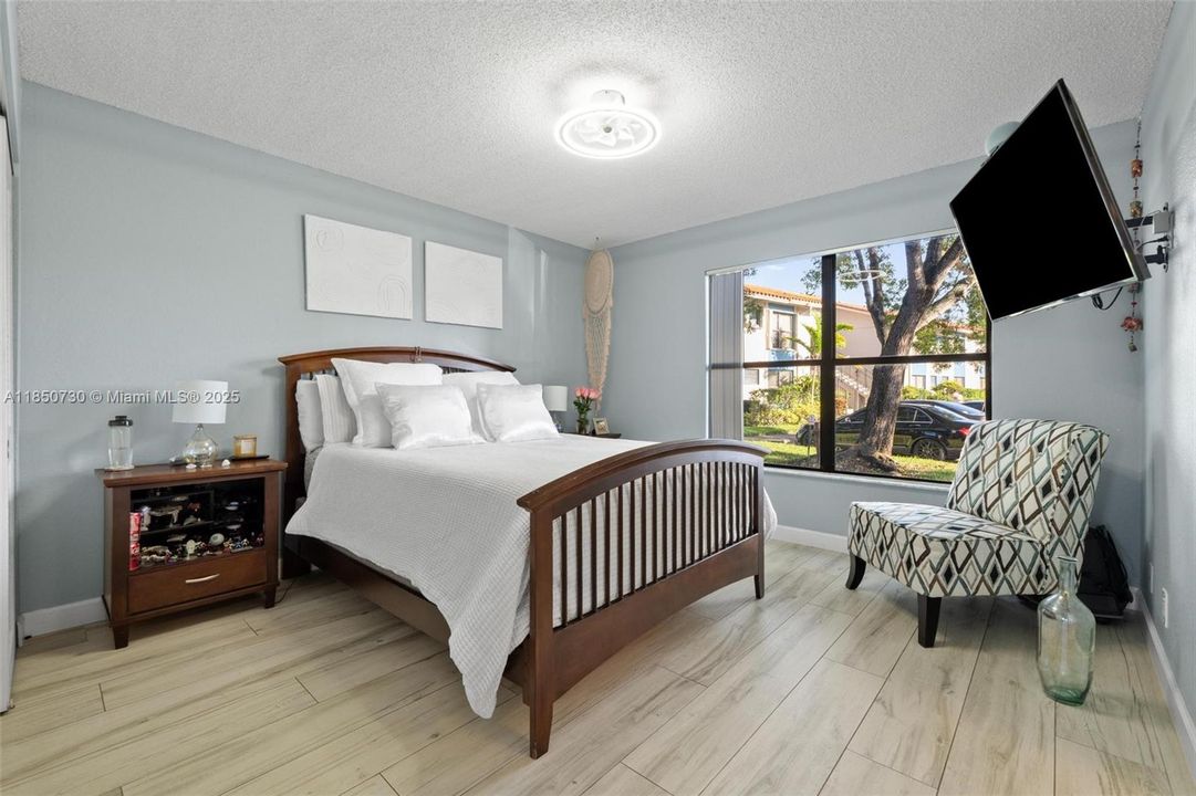 На продажу: $215,000 (2 спален, 2 ванн, 904 Квадратных фут)