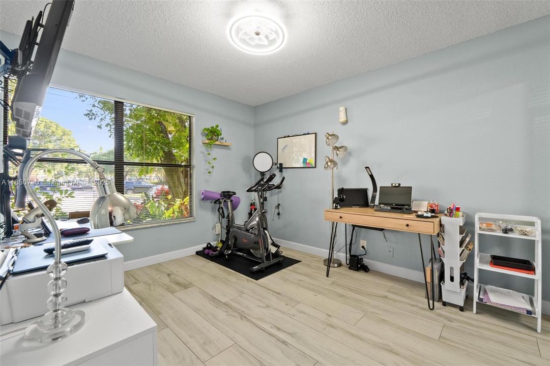 На продажу: $215,000 (2 спален, 2 ванн, 904 Квадратных фут)