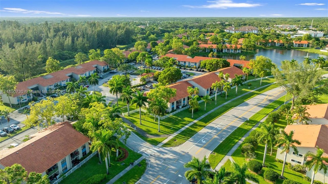 На продажу: $215,000 (2 спален, 2 ванн, 904 Квадратных фут)