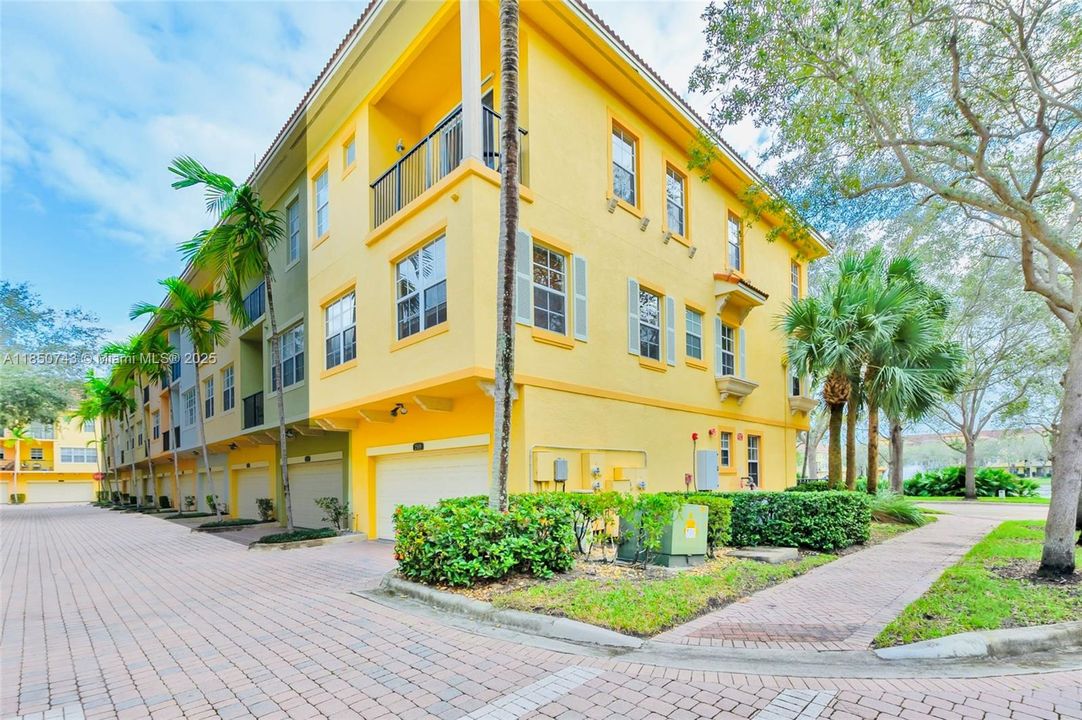 Recientemente alquilado: $3,990 (3 camas, 3 baños, 2397 Pies cuadrados)