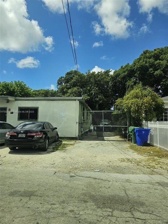 For Sale: $895,000 (2 beds, 1 baths, 1232 Square Feet)