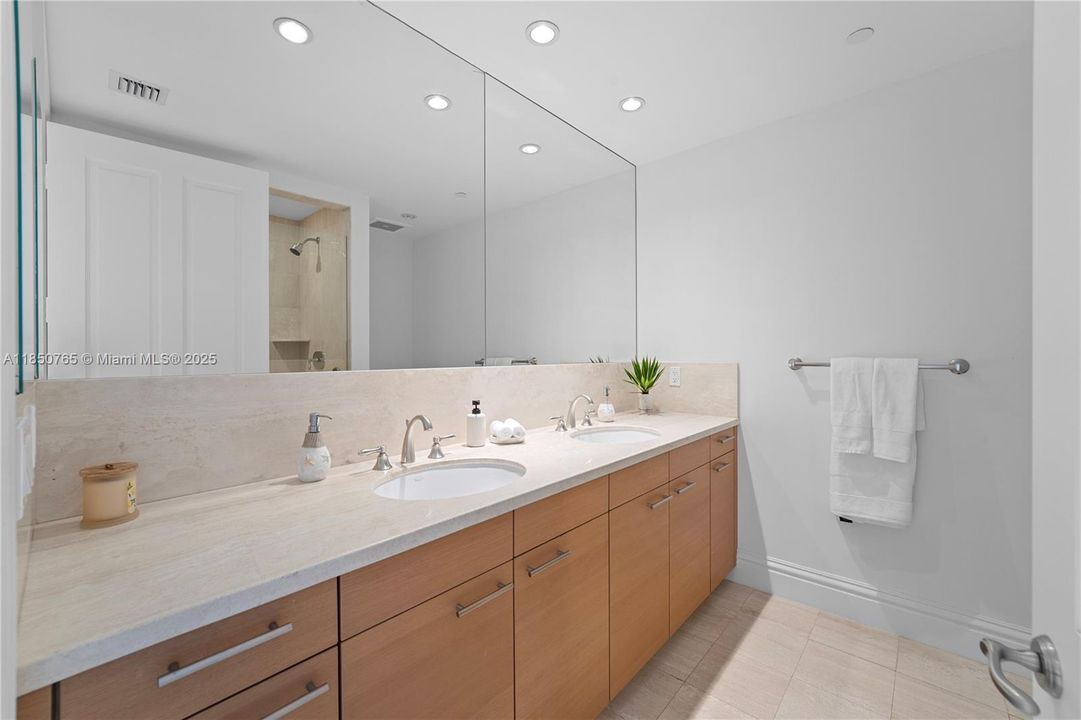 Activo con contrato: $30,000 (3 camas, 3 baños, 2763 Pies cuadrados)