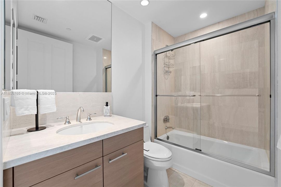 Activo con contrato: $30,000 (3 camas, 3 baños, 2763 Pies cuadrados)