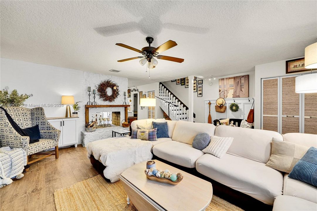 Vendido Recientemente: $355,000 (3 camas, 2 baños, 1800 Pies cuadrados)