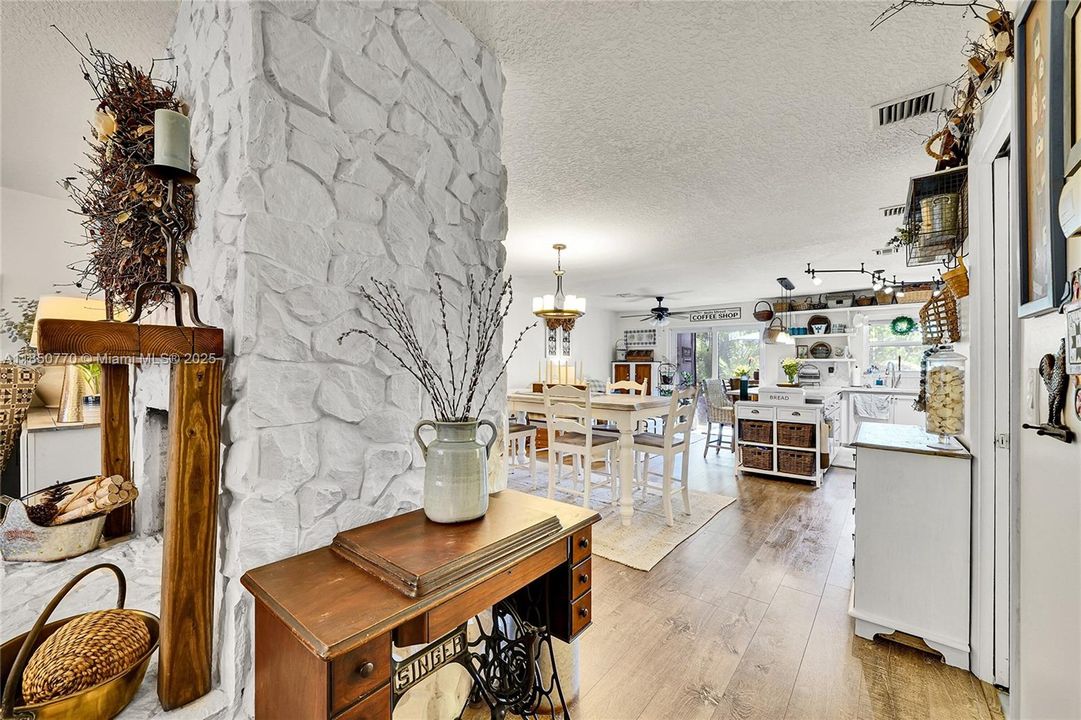 Vendido Recientemente: $355,000 (3 camas, 2 baños, 1800 Pies cuadrados)