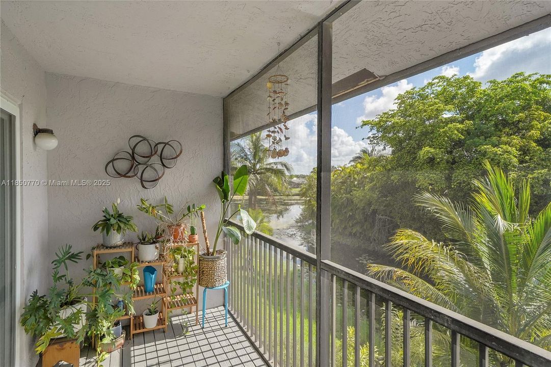 Vendido Recientemente: $355,000 (3 camas, 2 baños, 1800 Pies cuadrados)