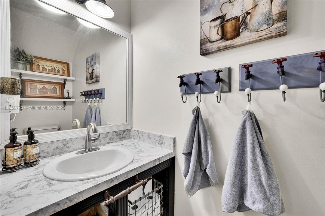 Vendido Recientemente: $355,000 (3 camas, 2 baños, 1800 Pies cuadrados)