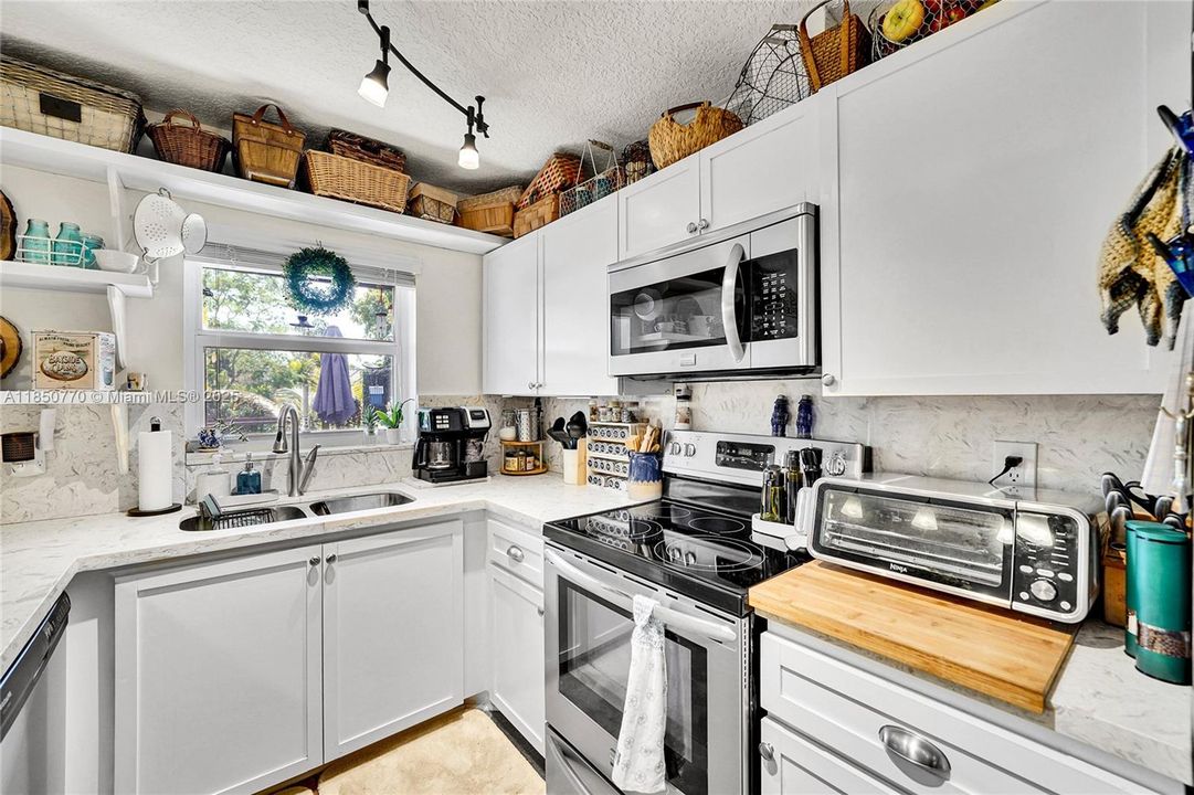 Vendido Recientemente: $355,000 (3 camas, 2 baños, 1800 Pies cuadrados)