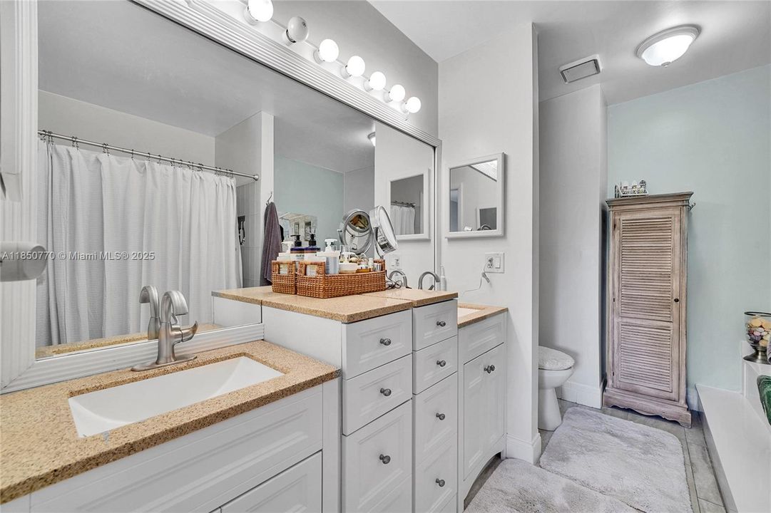 Vendido Recientemente: $355,000 (3 camas, 2 baños, 1800 Pies cuadrados)