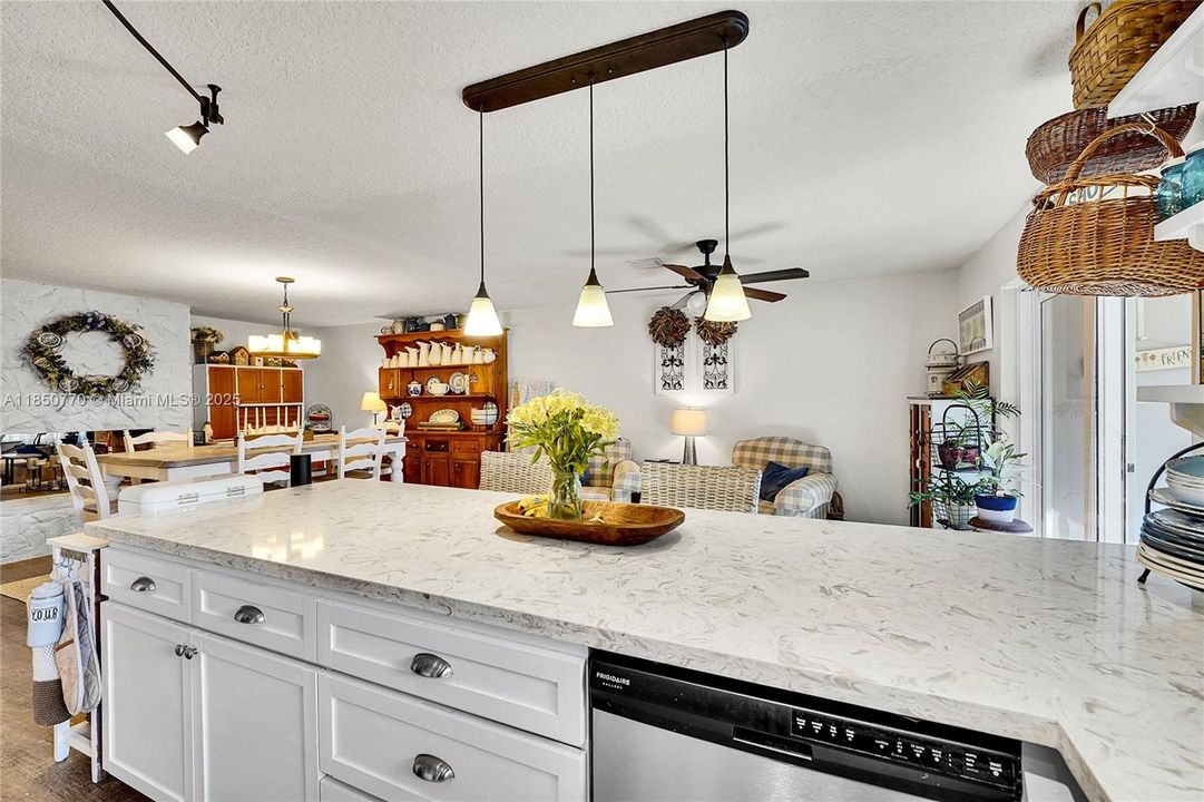 Vendido Recientemente: $355,000 (3 camas, 2 baños, 1800 Pies cuadrados)