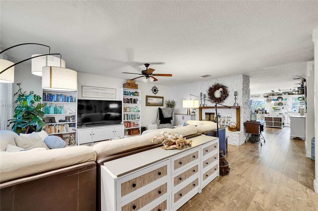 Vendido Recientemente: $355,000 (3 camas, 2 baños, 1800 Pies cuadrados)