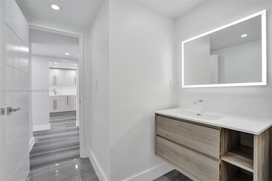 For Sale: $278,000 (1 beds, 1 baths, 828 Square Feet)