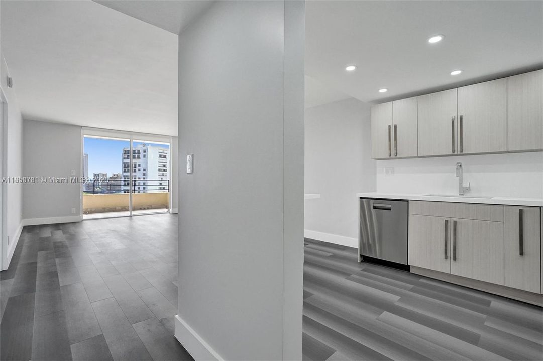 For Sale: $278,000 (1 beds, 1 baths, 828 Square Feet)