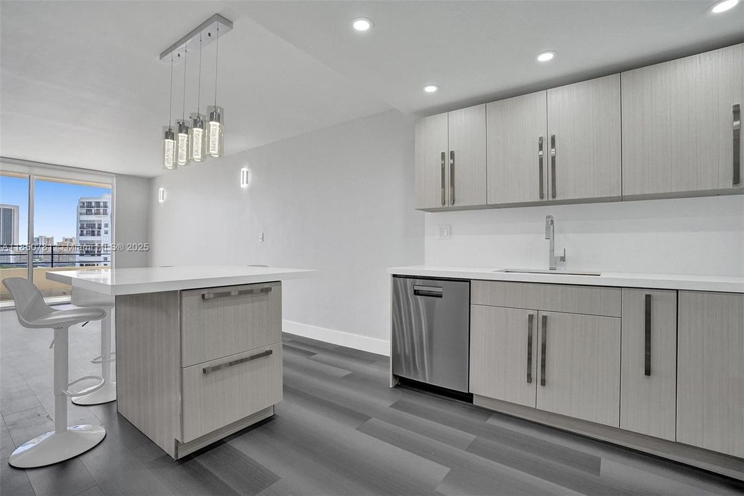 For Sale: $278,000 (1 beds, 1 baths, 828 Square Feet)