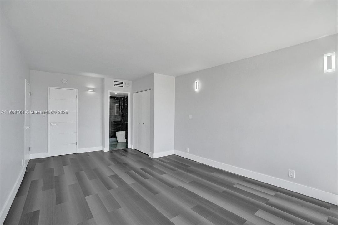 For Sale: $278,000 (1 beds, 1 baths, 828 Square Feet)